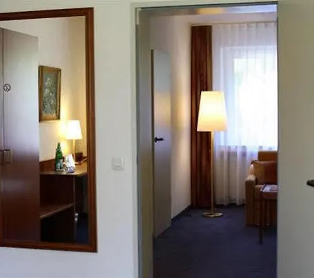 מלון Haus Kronenthal 3*